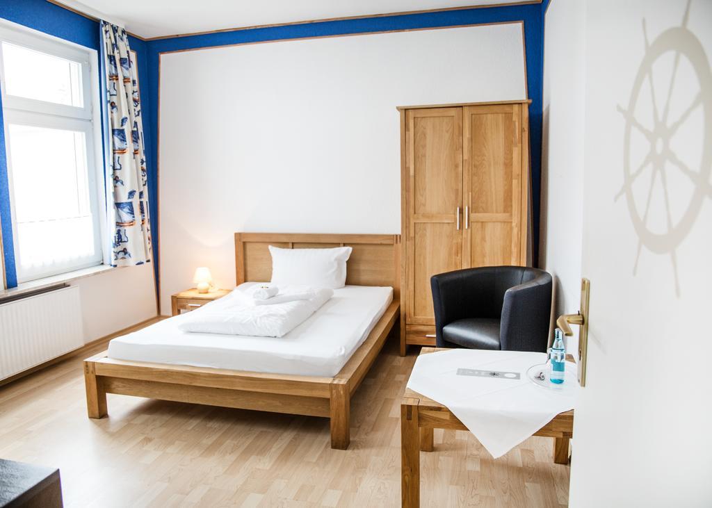 Hotel Tum Stueuermann Busum Exterior photo